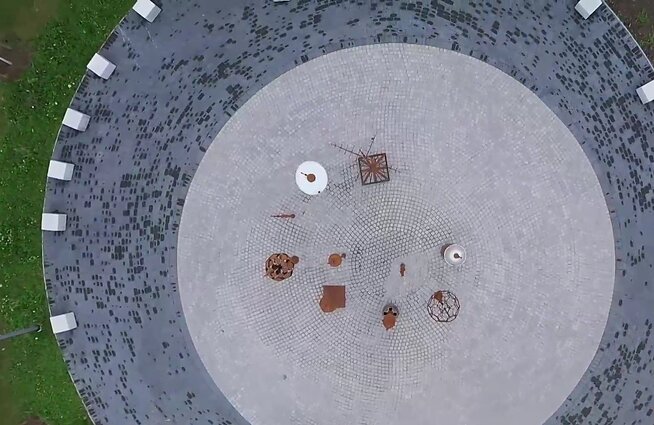 Piesliako instaliacija „Sodas“ kviečia pamąstyti apie besikeičiančius tarpusavio ryšius