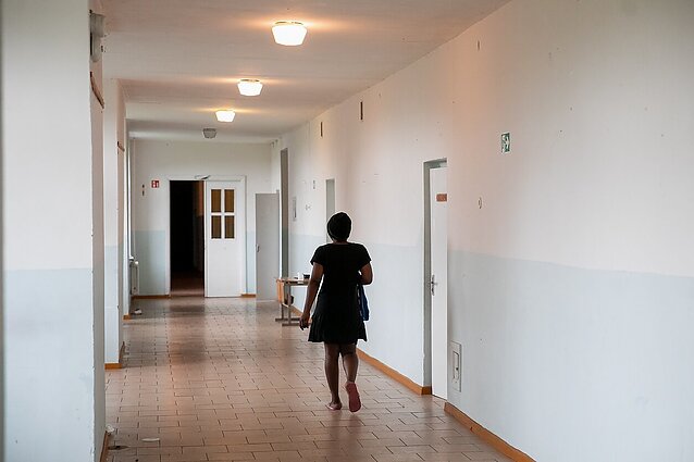 Raseiniuose apgyvendintiems afganistaniečiams plūsta parama: vėstant orams labiausiai reikia šiltų rūbų