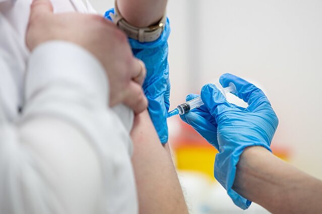 Žinios. Santaros klinikų ekspertai sako, kad, praėjus pusmečiui po vakcinavimo, sustiprinanti vakcinos dozė yra reikalinga