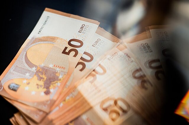 Vyriausybė nori matyti spartesnį atlyginimų augimą: pritaria MMA didinti iki 730 eurų