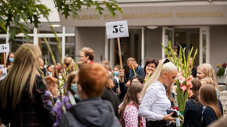 Panorama. Moksleiviai po ilgos pertraukos grįžta į klases: per pamokas turės laikytis saugumo reikalavimų