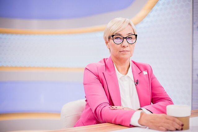 Dienos tema. Šiugždinienė neatskleidžia, kokiu atveju vaikams tektų mokytis namuose: tai priklauso nuo daugybės kriterijų (su vertimu į gestų k.)