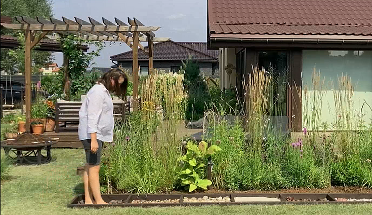 Šeima kieme įrengė originalią pramogą – patyriminį taką pėdoms, kuriuo basomis prisimena miškus ar paplūdimius