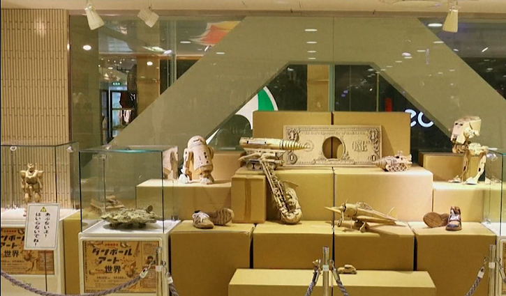 Japonė menininkė propaguoja kitokį požiūrį į skulptūras – gamina jas iš kartoninių dėžių