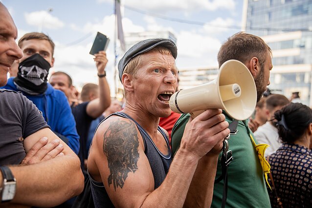 Rugpjūčio 10-osios mitingas, kuris vėliau virto riaušėmis. Rugpjūčio 10-osios mitingas, kuris vėliau virto riaušėmis.