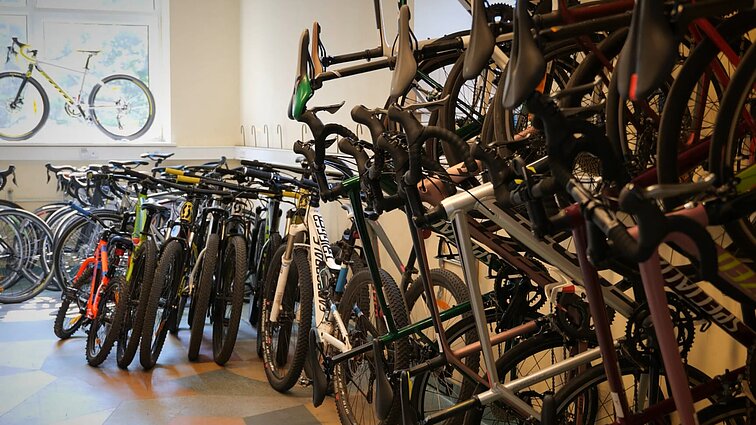 Ekspertai atsakė, kada reikia tvarkyti dviratį, jei pradėjus minti skaudą nugarą ir už kokią sumą pirkti spyną