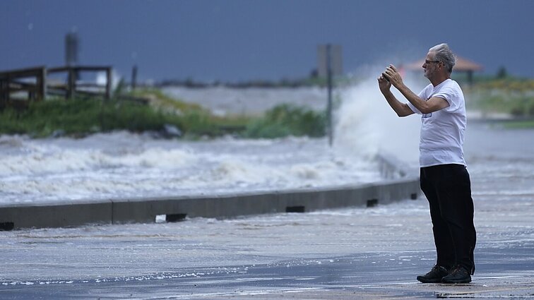 Žinios. Uraganas Ida toliau niokoja JAV: nuo mirtino potvynio saugojo įtvirtinimai, bet gatvės virto upėmis
