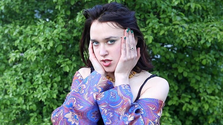 Atlikėja Goda Sasnauskaitė-Godo pristato naują dainą: meilė lyginama banginiams