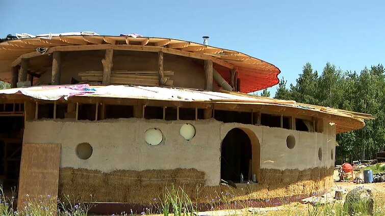 Lietuvis iš molio, šiaudų ir kitų natūralių medžiagų pastatė išskirtinę ekologišką mokyklą: beveik viskas joje – rankų darbo