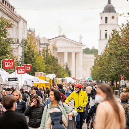 Laida rusų kalba. Vilniaus miesto festivalio „Sostinės dienos 2021“ organizatoriai prašo žmonių nestovėti ilgai vienoje vietoje
