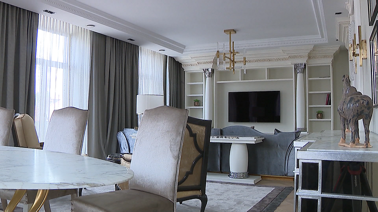 Erdvus ir išskirtinio interjero butas Vilniaus senamiestyje – vieta, kur apsistoja žinomi bei turtingi žmonės