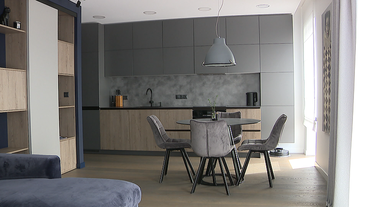 Vyriško dizaino butas: išskiria tamsios, bet ne niūrios spalvos, o svarbiausias akcentas – veidrodžiai