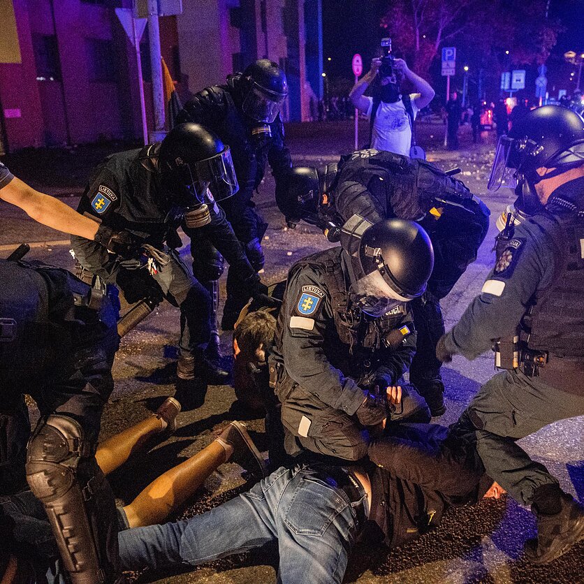 J. Stacevičiaus / LRT nuotr., Riaušės prie Seimo po mitingo dėl ribojimų nepasiskiepijusiems nuo COVID-19