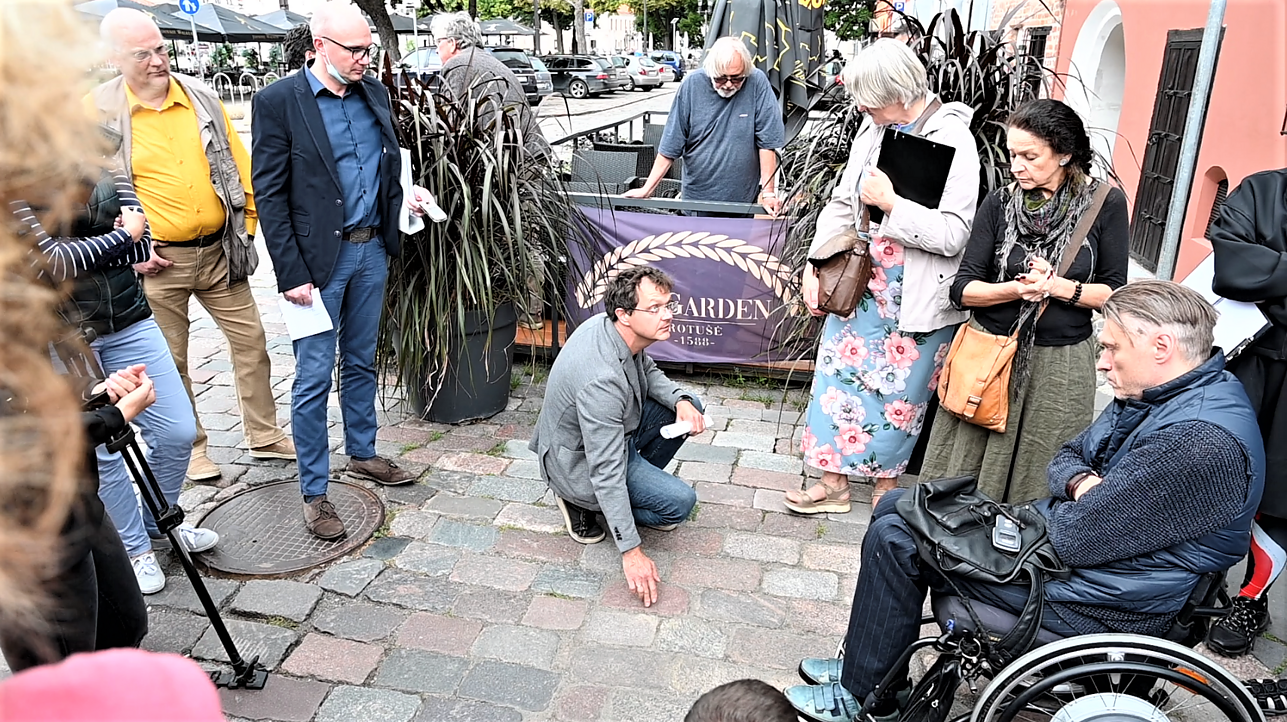 Diskusija dėl grindinio