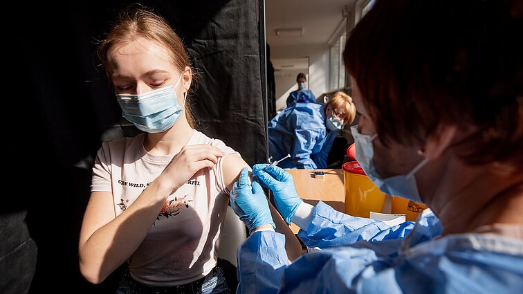 Specialistės atsakė, kokiems vaikams nuo COVID-19 nerekomenduojama skiepytis ir kuo ši pandemija skiriasi nuo gripo epidemijos