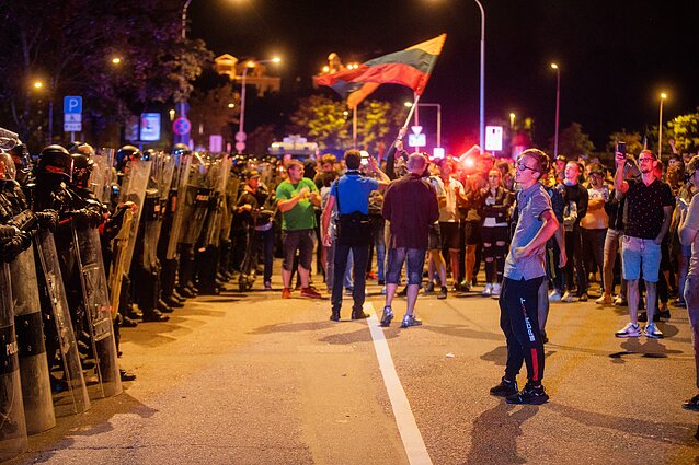 Riaušės prie Seimo po mitingo dėl ribojimų nepasiskiepijusiems nuo COVID-19