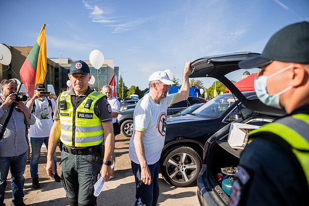 Panorama. Pasiruošimas rytojaus mitingui: jo organizatoriai susidūrė su nesklandumais, policija prie Seimo stato apsaugines tvoras