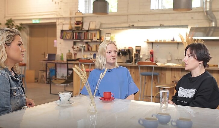 Įkvepianti socialinės kavinės istorija, suvienijusi bendruomenę: jos simboliu tapo šviežia vietoje kepama duona