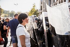 Po mitingo minia žingsniuoja link Seimo, riaušių malšinimo pareigūnai ir policija juos stabdo greta Lukiškių aikštės