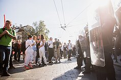 Po mitingo minia žingsniuoja link Seimo, riaušių malšinimo pareigūnai ir policija juos stabdo greta Lukiškių aikštės