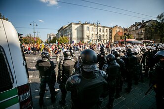 Po mitingo minia žingsniavo link Seimo, riaušių malšinimo pareigūnai ir policija juos stabdė greta Lukiškių aikštės