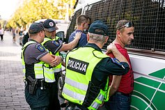 Po mitingo minia žingsniavo link Seimo, riaušių malšinimo pareigūnai ir policija juos stabdė greta Lukiškių aikštės