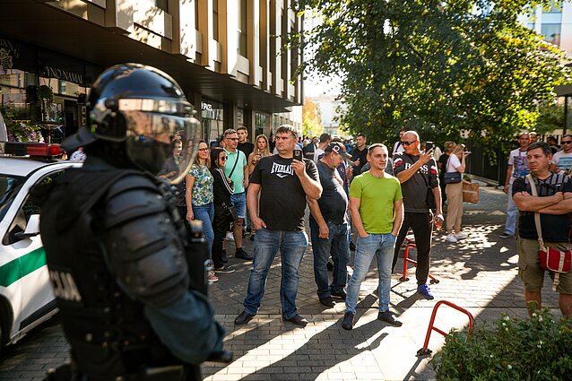 Po mitingo minia žingsniavo link Seimo, riaušių malšinimo pareigūnai ir policija juos stabdė greta Lukiškių aikštės