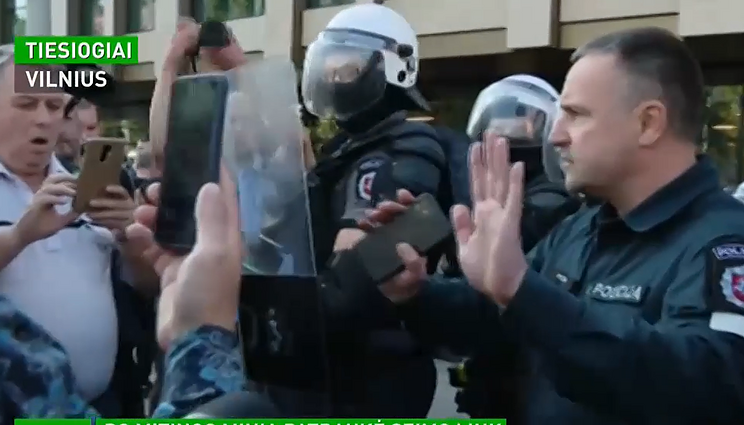 Į minią kreipėsi policijos generalinis komisaras: vyrai, nesidarykite problemų