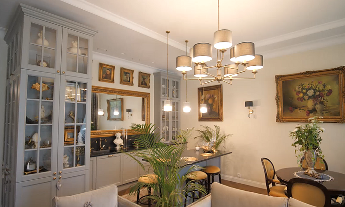 Antikvarus pamilusi šeima namą išmainė į butą: papirko lubos ir pastatas