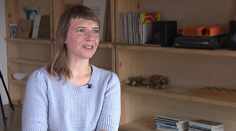 Darbą su trijų vaikų auginimu derinanti menininkė Lina Lapelytė: yra tekę skristi su poros dienų kūdikiu