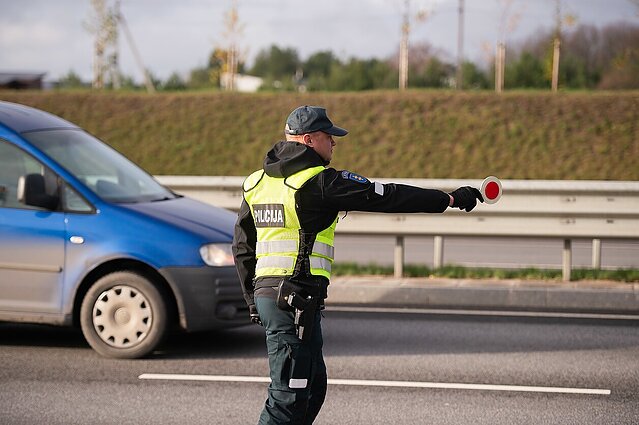 Lietuvos keliuose daugėja teisės vairuoti nebeturinčių asmenų: automobiliu atvyksta ir į kursus