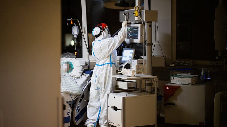 Panorama. Ligoninėse užpildyta beveik 80 proc. COVID-19 lovų, stabdoma planinė chirurginė pagalba