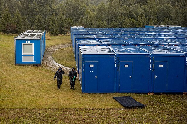 LRT RADIJO žinios. Pažeidžiamiausi migrantai iš palapinių perkeliami į Rukloje įkurtą modulinių namų miestelį