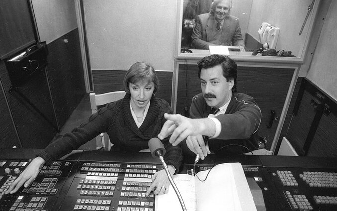 TV aparatinėje režisieriaus asistentė Margarita Kosmauskaitė, režisierius Vytenis Pauliukaitis, už stiklo garso režisierius Algimantas Apanavičius įrašo metu. 