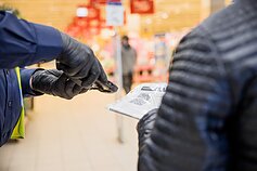 Didieji prekybos centrai iš gyventojų reikalauja galiojančio galimybių paso