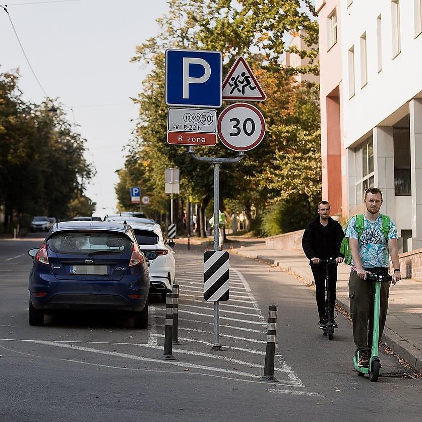 Laida rusų kalba. Susisiekimo ministerija siūlo įteisinti dviračių gatves