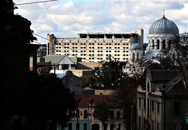 Timotiejus Norvila. Ilgiausias lietuviškas žodis ant viešbučio „Britanika“ fasado Kaune, 2015-2016 m. Timotiejus Norvila. Ilgiausias lietuviškas žodis ant viešbučio „Britanika“ fasado Kaune, 2015-2016 m.