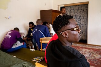 Kamerūno piliečiais prisistatę migrantai Alytaus Aeroklubo patalpose įsikūrusioje stovykloje Kamerūno piliečiais prisistatę migrantai Alytaus Aeroklubo patalpose įsikūrusioje stovykloje