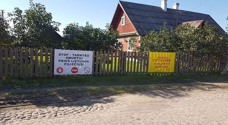 Rūdninkai residents put up banners outside their houses