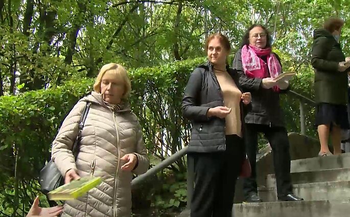 Netradicinis kraustymosi procesas Kaune: viešosios bibliotekos knygos gyvoje grandinėje perduodamos iš rankų į rankas