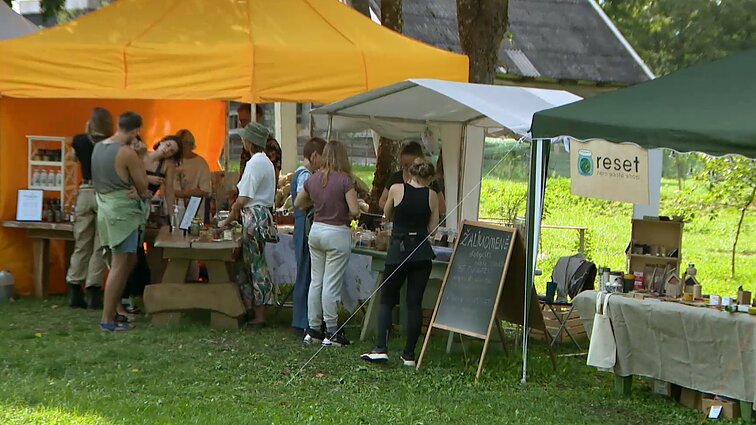 Gyvenimo be atliekų entuziastų šventėje – nuo marškinėlių iš kanapių ir plastikinius maišelius keičiančios rezgės