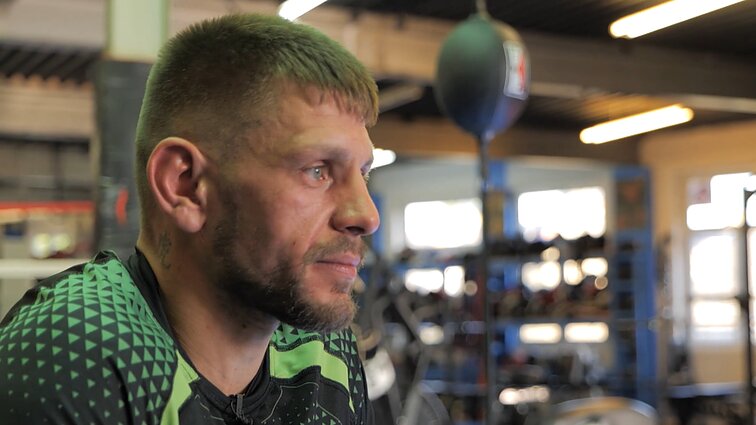 Mindaugas Londone savo rankomis sandėlį pavertė sporto sale: dabar kviečia sportuoti lietuvius