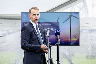 „Litgrid“ prie Lietuvos elektros perdavimo tinklo prijungė pirmąją bateriją