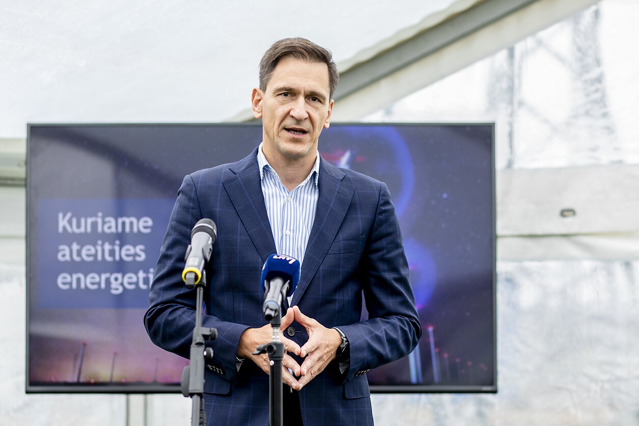 „Litgrid“ prie Lietuvos elektros perdavimo tinklo prijungė pirmąją bateriją