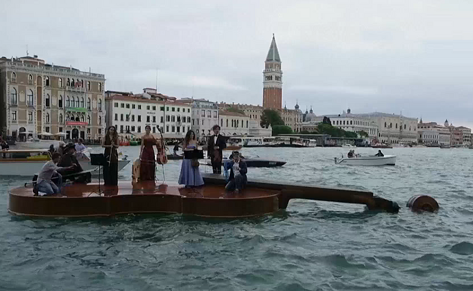 Venecijos kanale plaukioja milžiniška violončelė: skamba muzika turistams ir vietiniams