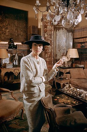 Coco Chanel viešbučio „Ritz“ numeryje Paryžiuje, Vandomo aikštėje. Trisdešimt ketverius metus kiekvieną vakarą po darbo Rue Cambon ateljė ji sugrįždavo į šiuos apartamentus. Coco Chanel viešbučio „Ritz“ numeryje Paryžiuje, Vandomo aikštėje. Trisdešimt ketverius metus kiekvieną vakarą po darbo Rue Cambon ateljė ji sugrįždavo į šiuos apartamentus.