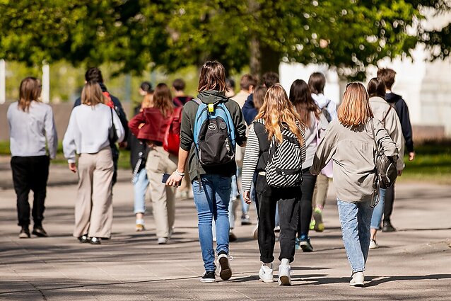 Chaosas mokyklose: tūkstančiai moksleivių priversti izoliuotis, o eilės testui – ilgesnės nei trunka izoliacija