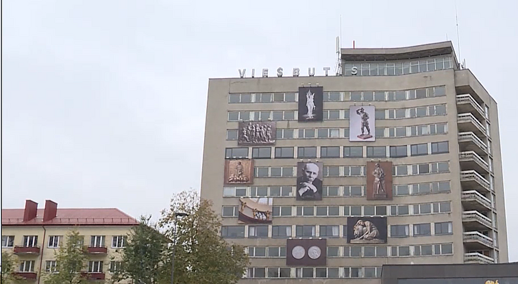 Panevėžiui minint 140-ąsias Zikaro gimimo metines, ant viešbučio fasado iškilo skulptoriaus darbų reprodukcijos