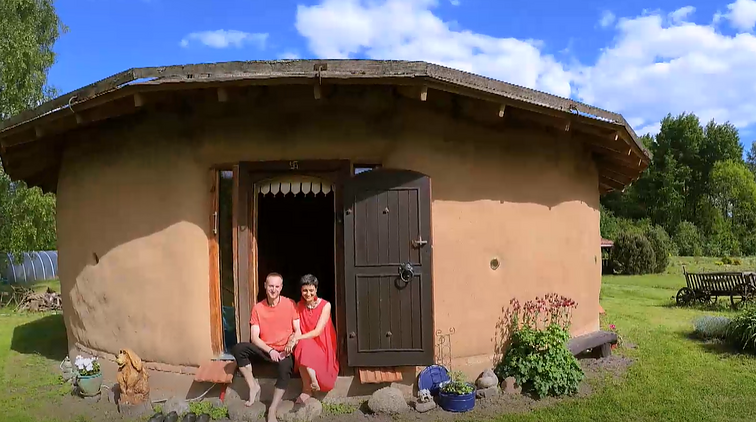 „Laimės namus“ iš molio ir šiaudų pasistatę Augučiai: tai ne tik namas, bet visa filosofija