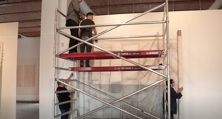 Eglės Ridikaitės parodos „Link“ Taikomosios dailės ir dizaino muziejuje kabinimas